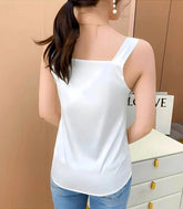 Regata Feminina de Cetim com Caimento Perfeito e Brilho Sofisticado branca